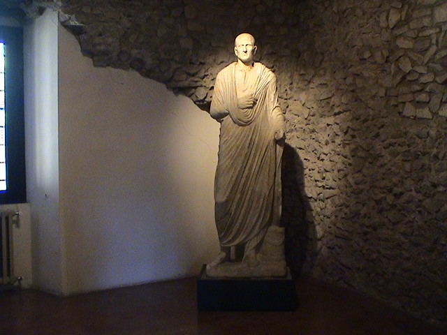 La statua faceva parte di un grande monumento funebre